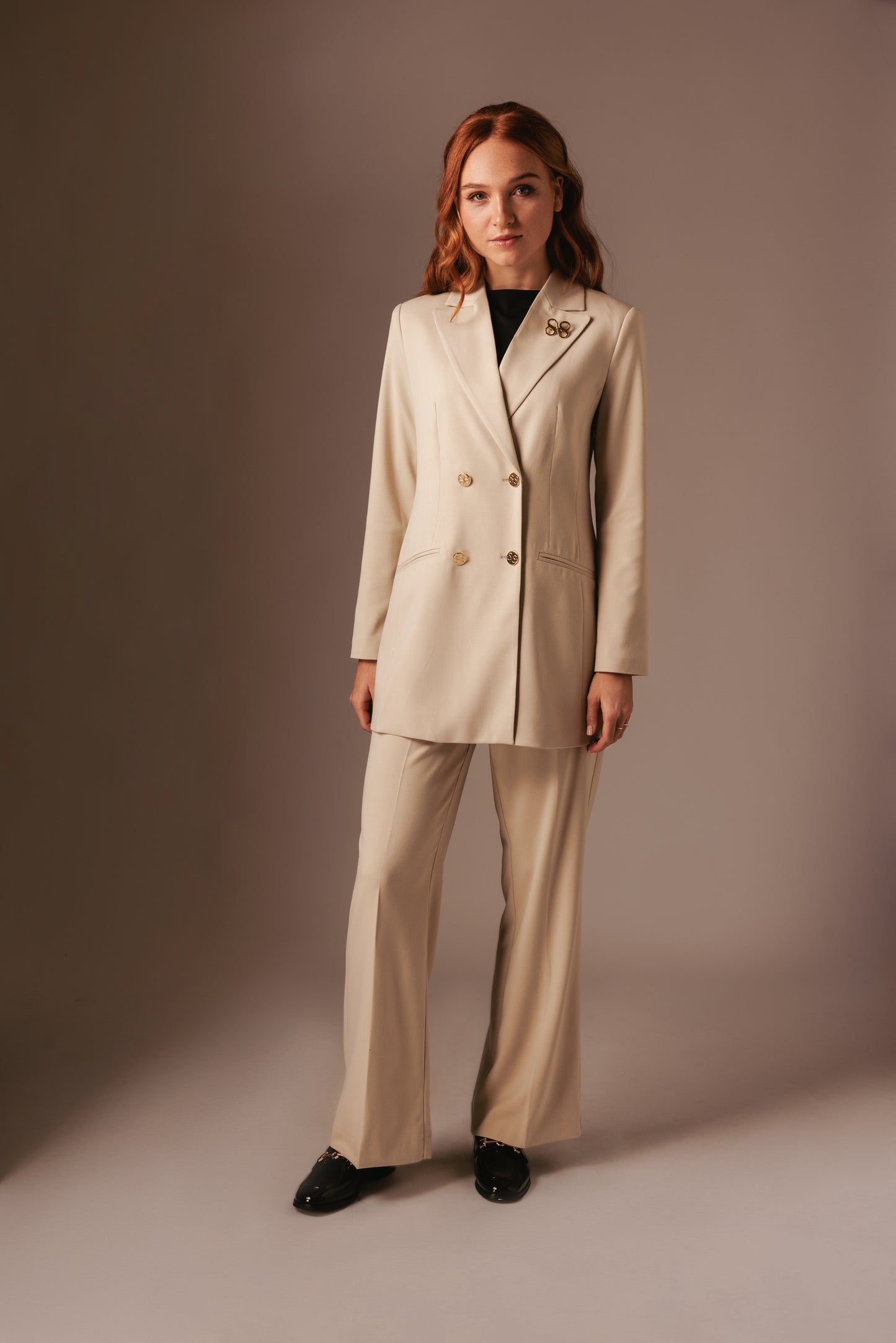 Nora Blazer Lang - Beige met gouden details
