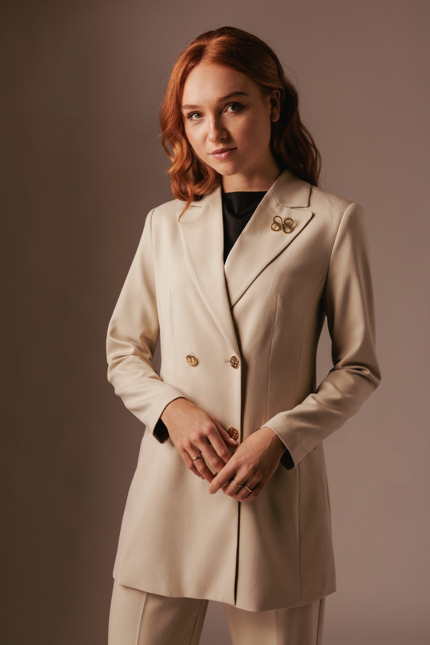 Nora Blazer Lang - Beige met gouden details