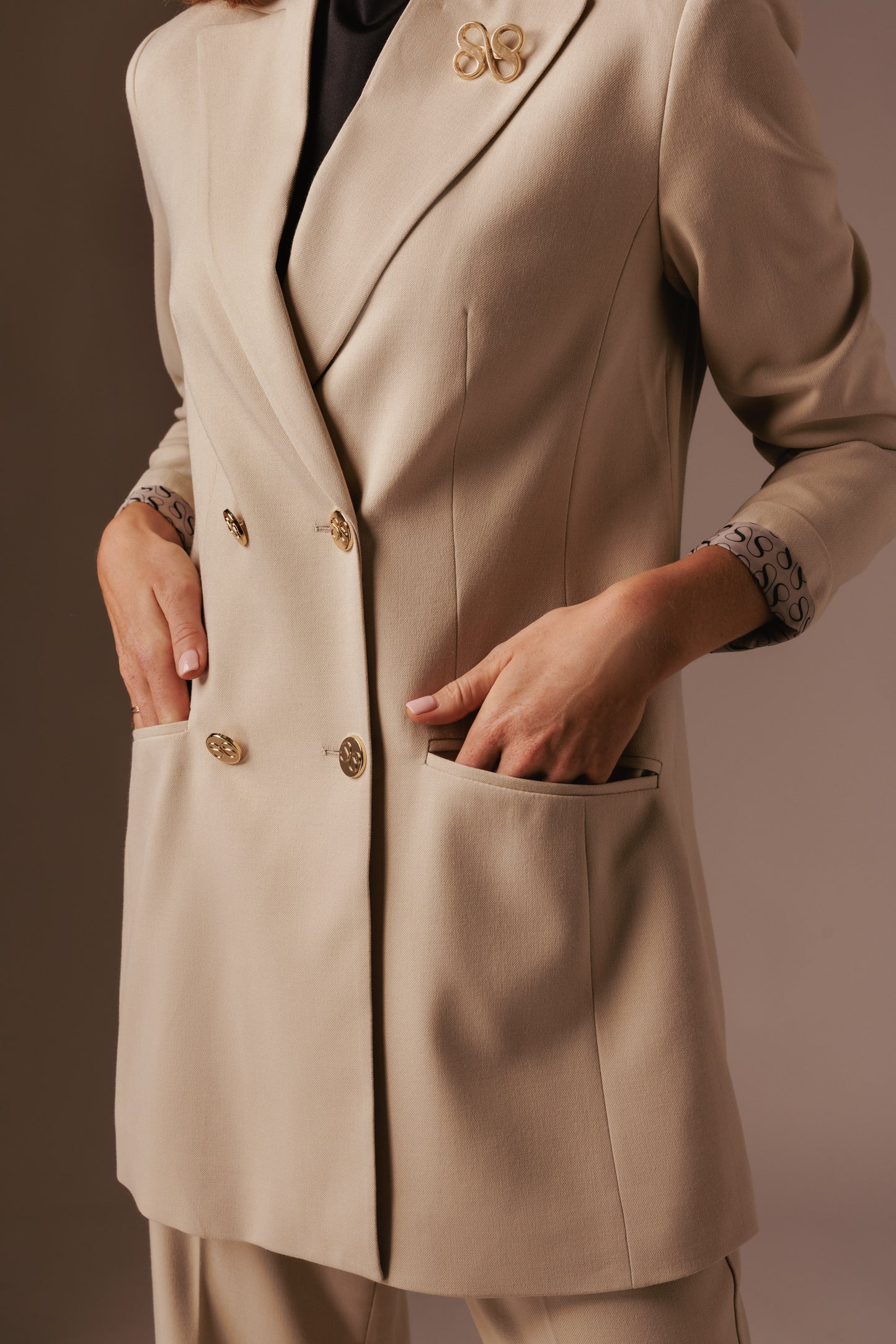 Nora Blazer Lang - Beige met gouden details