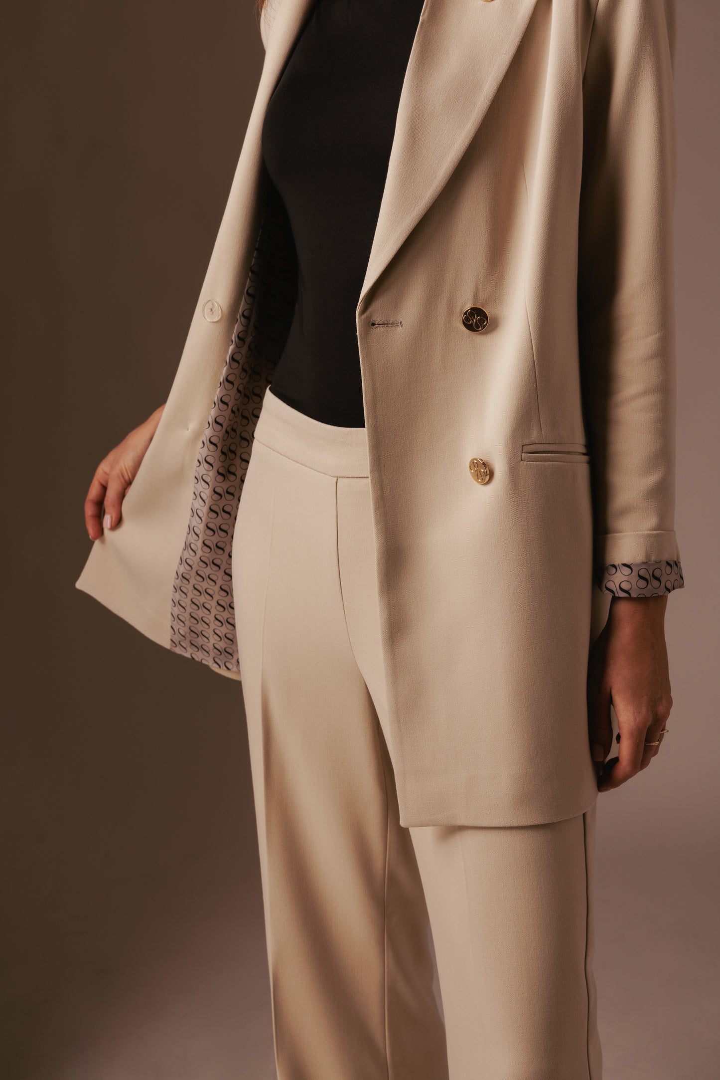 Nora Blazer Lang - Beige met gouden details