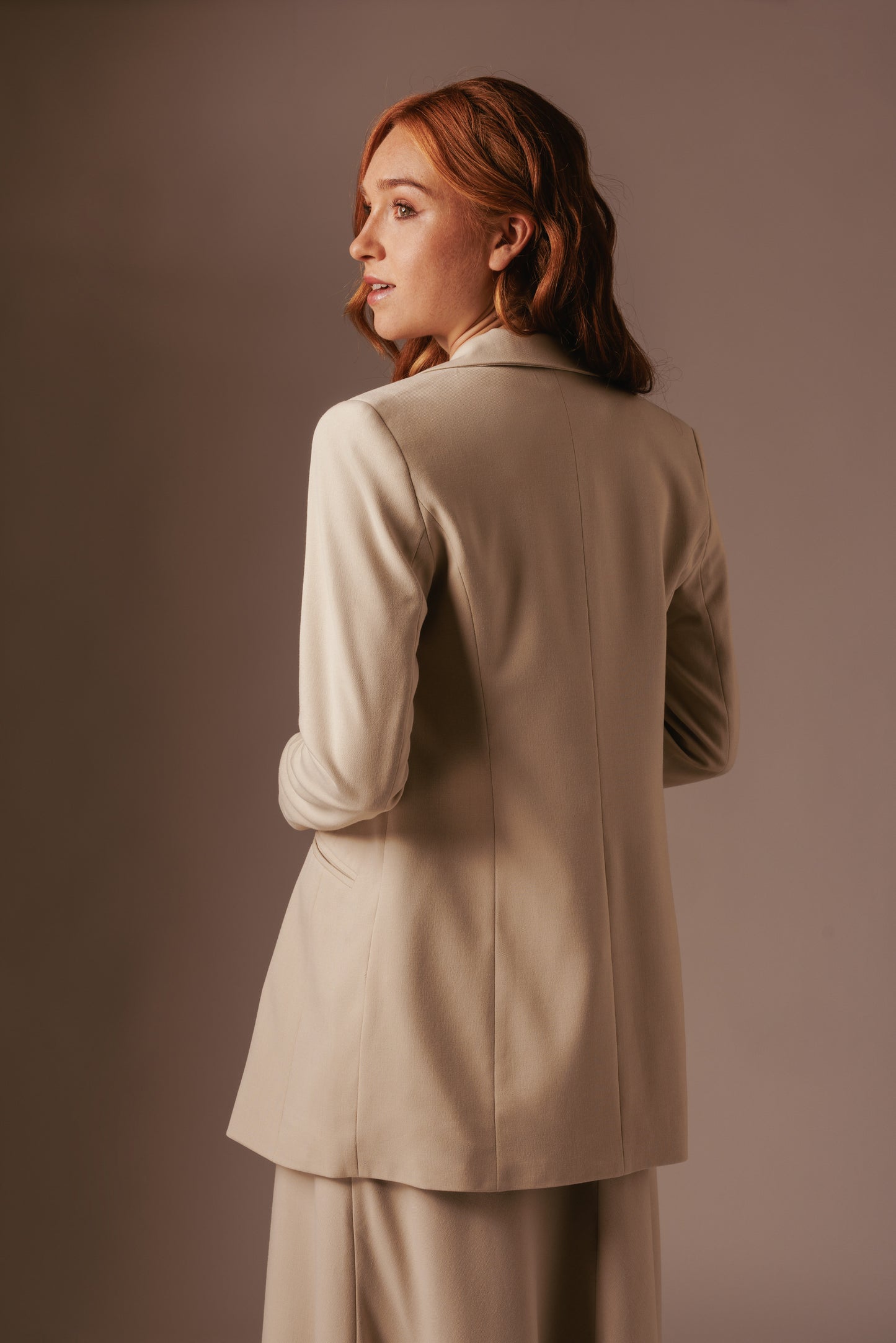Nora Blazer Lang - Beige met gouden details