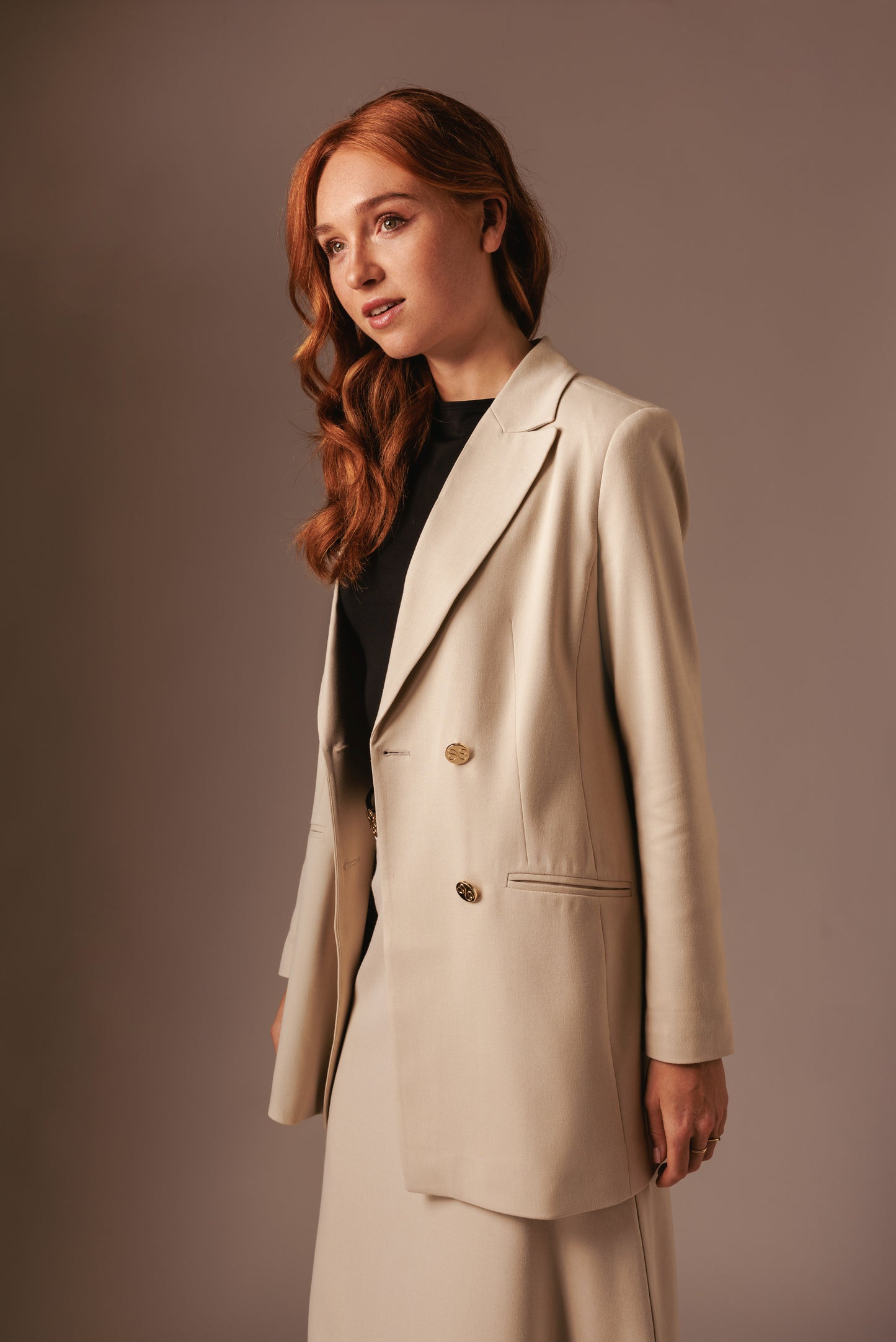 Nora Blazer Lang - Beige met gouden details