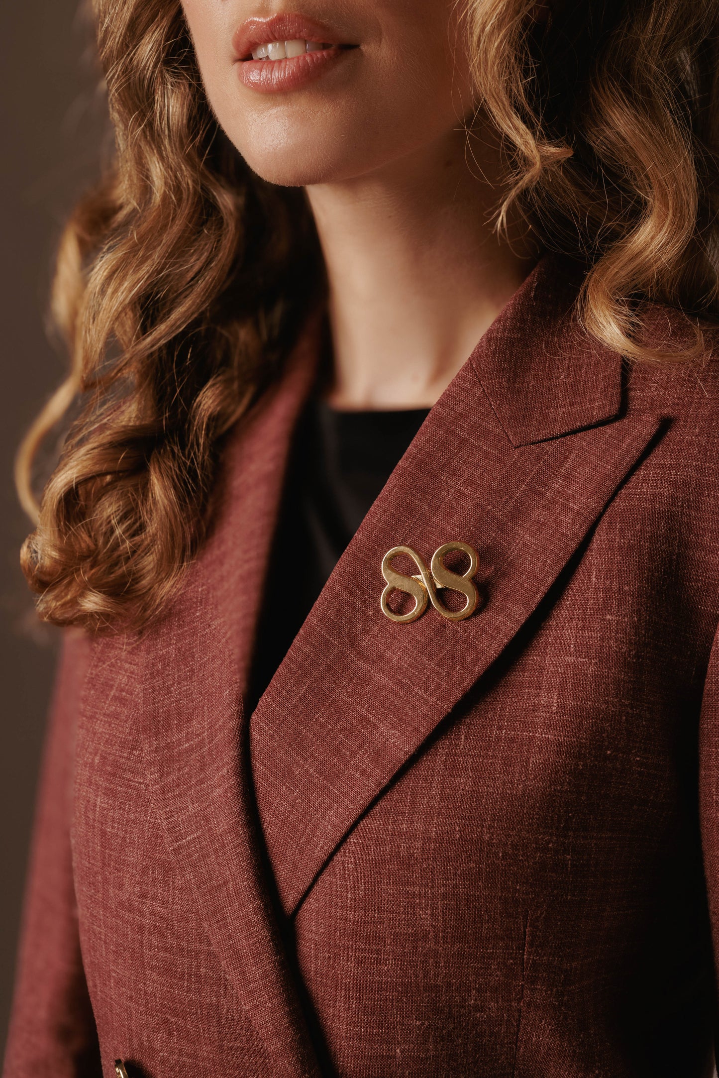 Amira Blazer Lang - Oudrood met gouden details