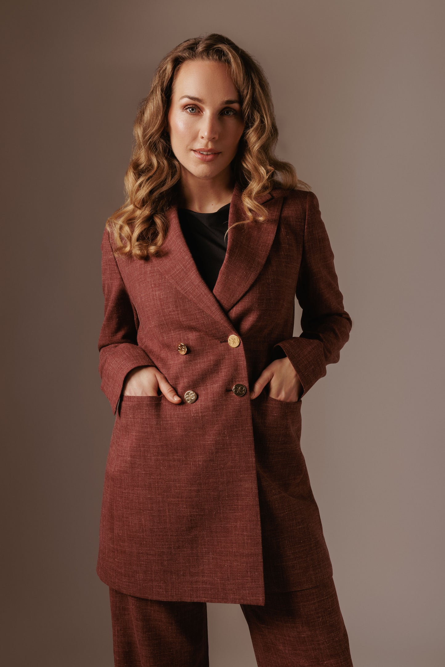 Amira Blazer Lang - Oudrood met gouden details