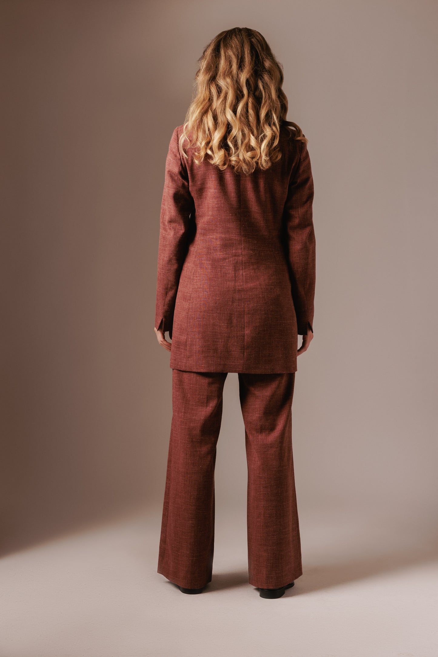 Amira Blazer Lang - Oudrood met gouden details
