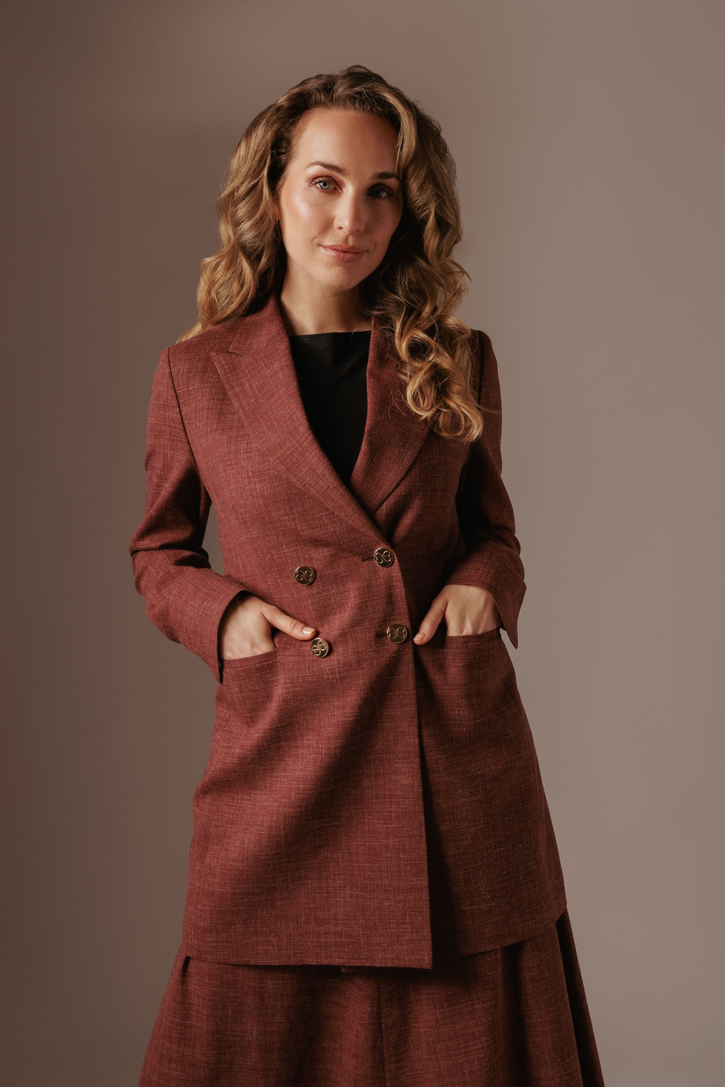 Amira Blazer Lang - Oudrood met gouden details