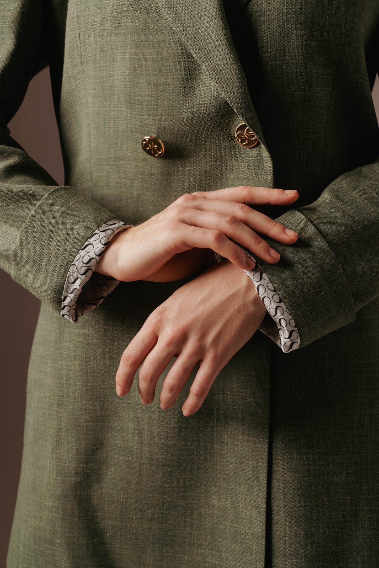 Hannah Blazer Lang - Mosgroen met gouden details